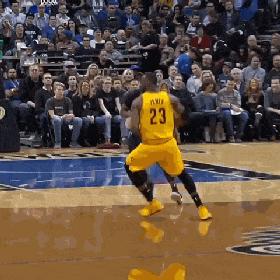 詹姆斯助攻邓利维命中三分,威廉姆斯助攻詹姆斯空接