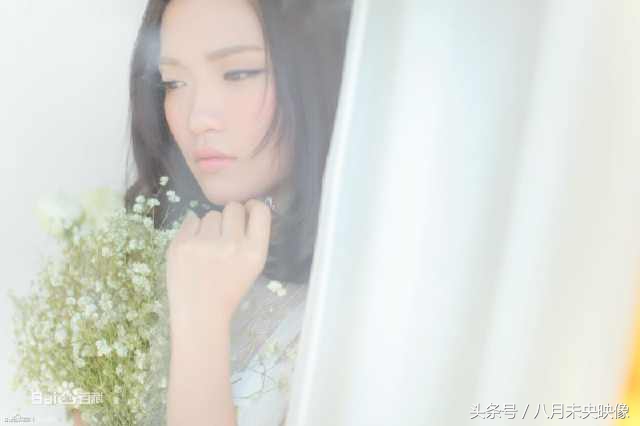 山东女医生的辞职信里写的其实是庄心妍唱过的一首歌中的歌词,不但歌好听,长得也很有范儿,进来看摄影大片