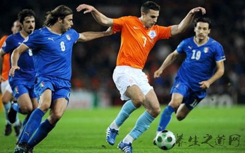 踢足球为什么穿钉鞋,足球场上为什么要穿钉鞋