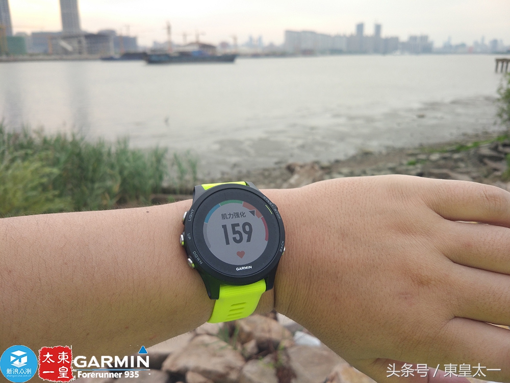 佳明935铁人三项如何操作,佳明955运动手表戴左手还是右手