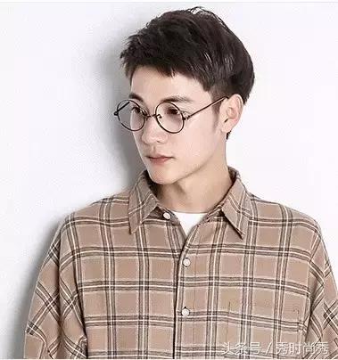 尖下巴男生适合什么短发,尖下巴的男生适合什么发型设计