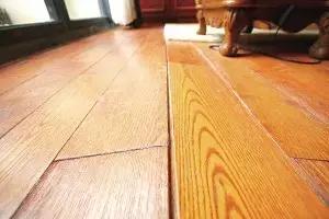 地板大面积拱起补救的办法,地板接缝凸起和裂缝怎么处理