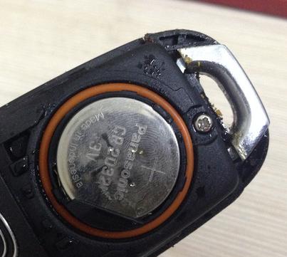 汽车折叠钥匙丢了配一把多少钱,汽车钥匙掉到水里以后还能使用吗
