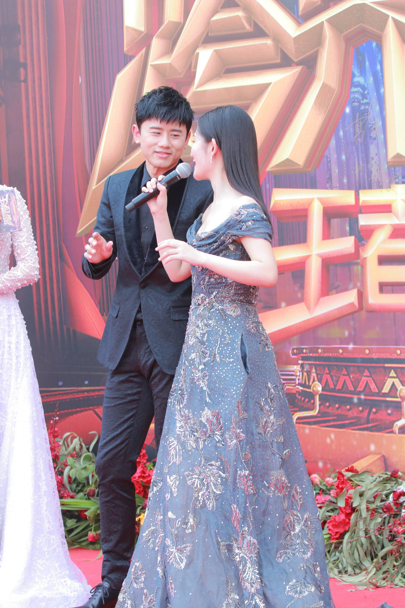 谢娜机场穿红色长裙被张杰夸赞,谢娜礼服三步一踩