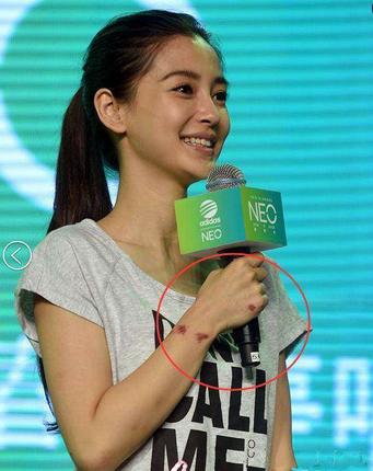 Angelababy产后素颜出席活动，身体这一部位足以看出她生过孩子，网友指责黄晓明