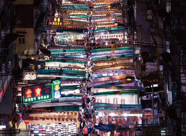 香港丨我们拍了24张香港，从中看到了困顿、欲望和爱