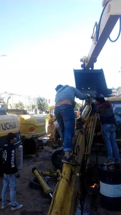 维修机械师傅的心酸,机械设备维修是非常辛苦的工作