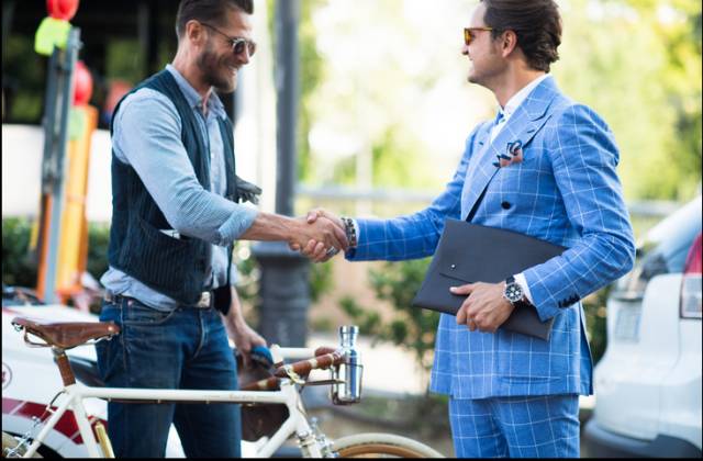 哪个大牌包包男士好看又实用,目前比较流行的男士包