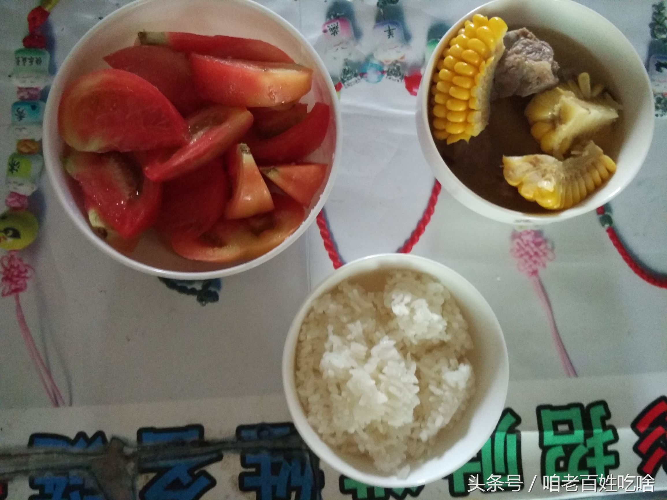 在出租屋用报纸、海报垫着桌子吃饭,我也依然要让自己吃好