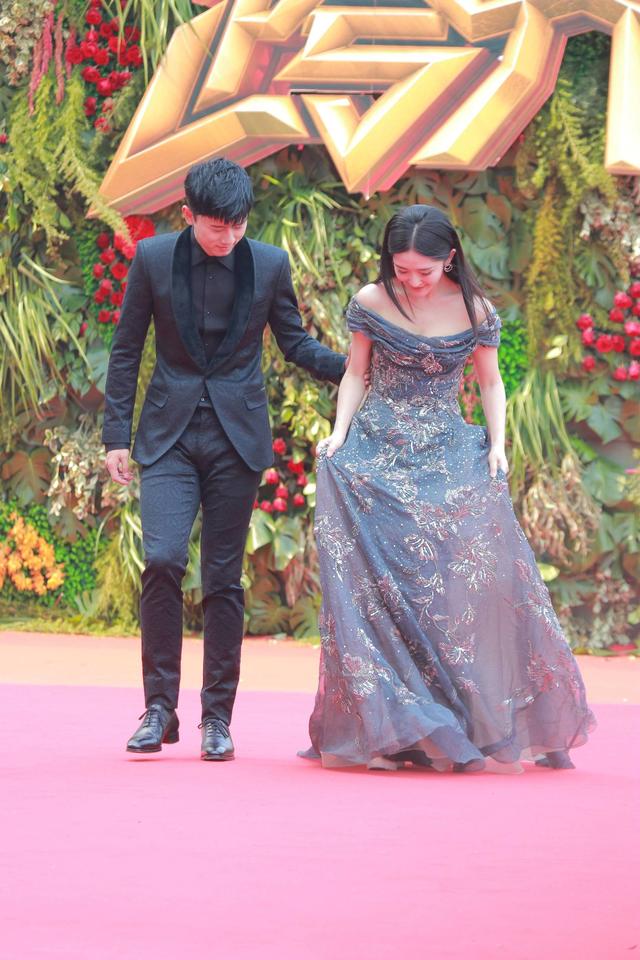 谢娜抹胸拖尾裙礼服,谢娜穿过全部礼服