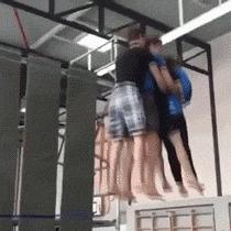 GIF,当你走在高山流水,要小心画地为牢!哈哈!走村庄里要小心!