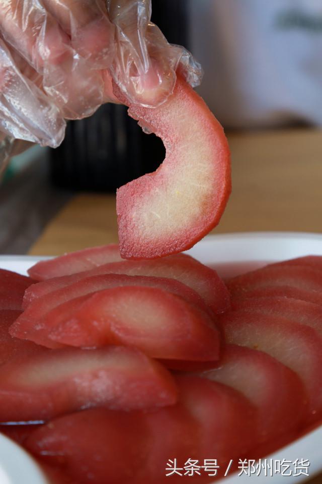 几个意思?去郑州南阳路吃海鲜,服务员你把菜倒桌上就跑?