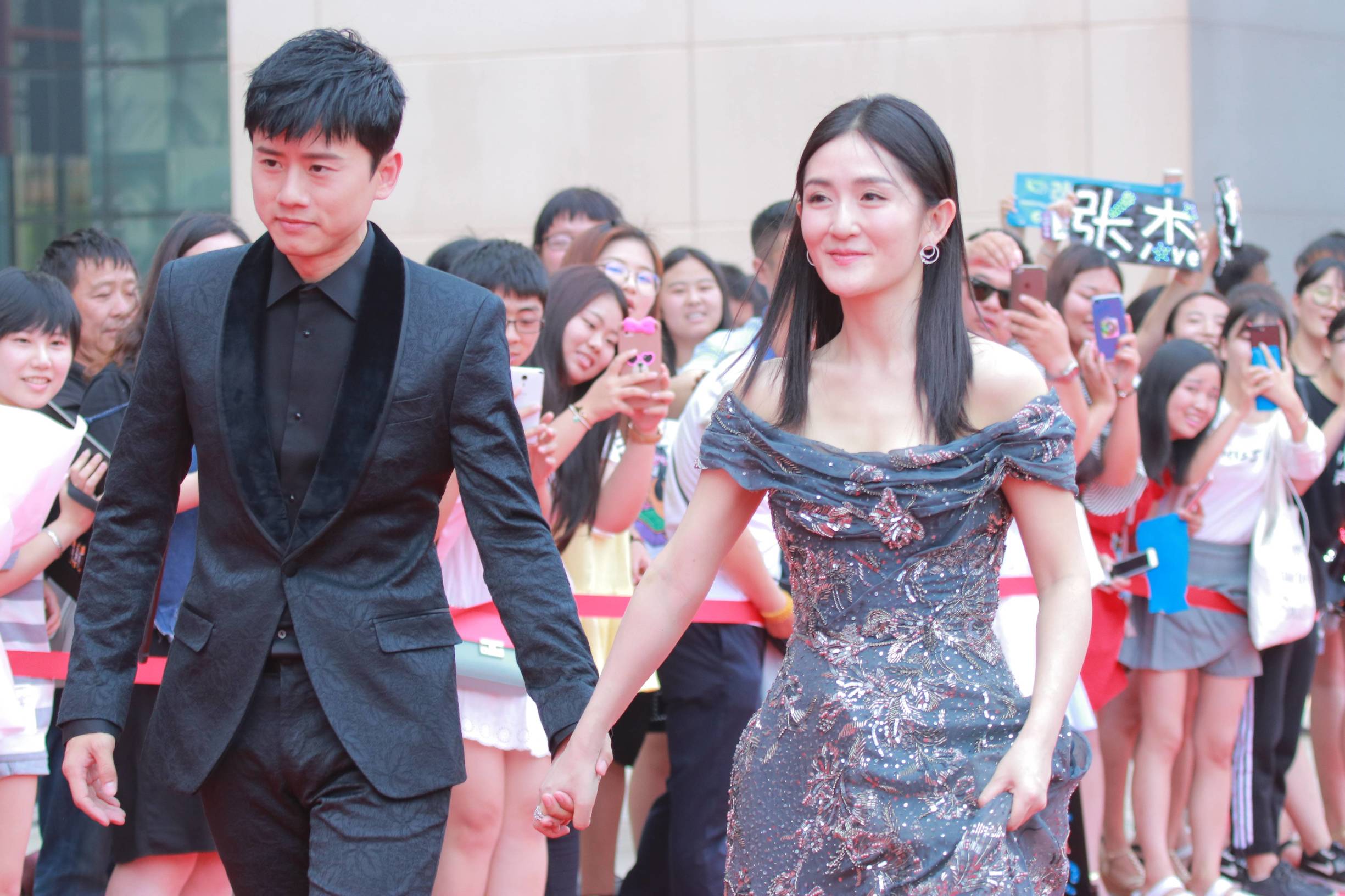 谢娜机场穿红色长裙被张杰夸赞,谢娜礼服三步一踩