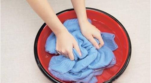 羊绒毛衣洗后怎么挂晒不变形,毛衣洗后变形特别松大怎么补救