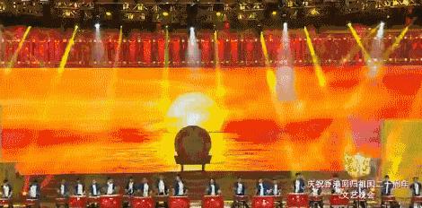 习*平近**走上舞台同全场高唱《歌唱祖国》昨晚的这台晚会刷屏了！