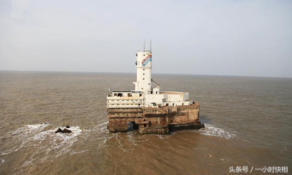 大海中的一座孤岛,大海里的一个孤岛