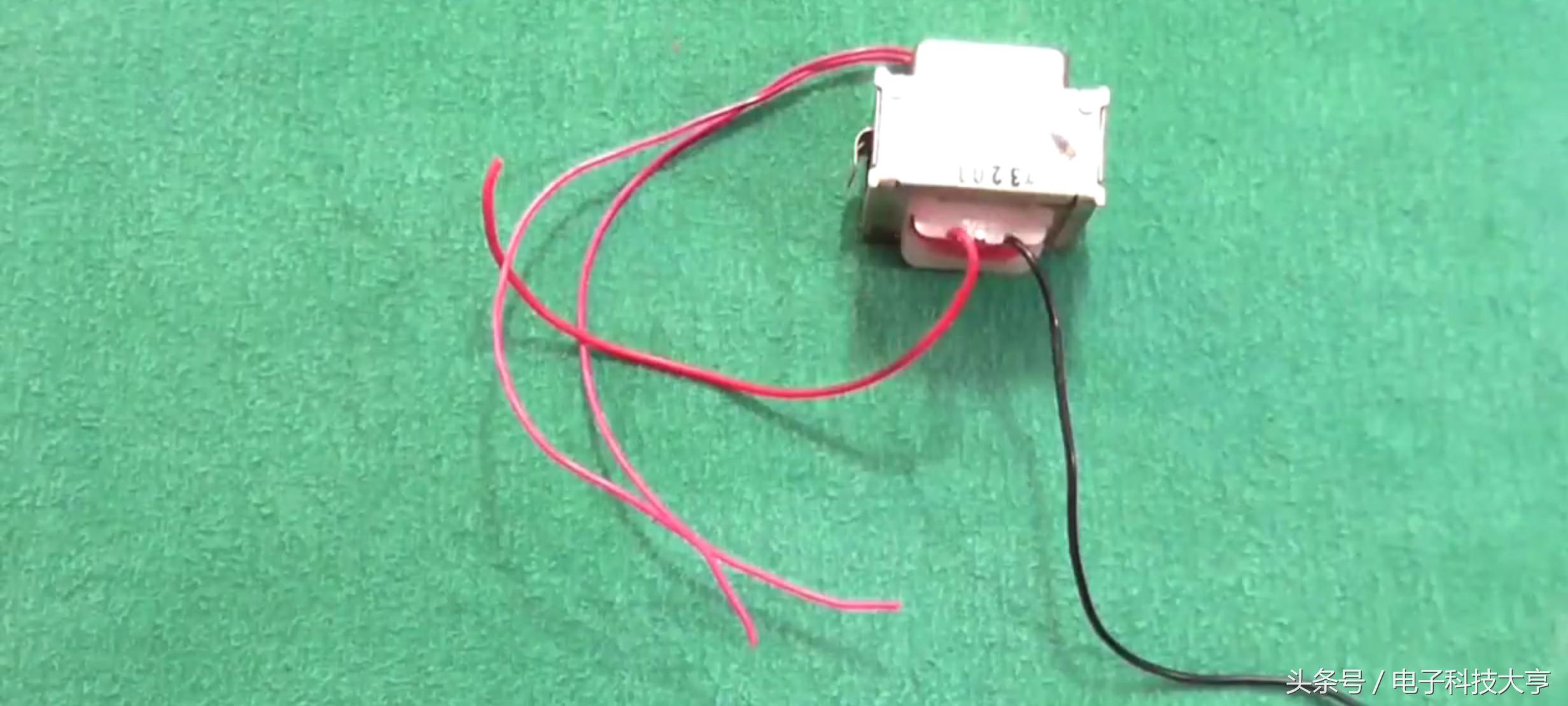 最简单的升压电路只需要一个电容,四个元件自制升压电路