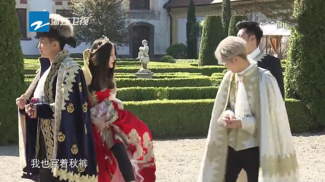 《奔跑吧》古堡收官，四美齐聚撩秋裤，baby和热巴的比较美？