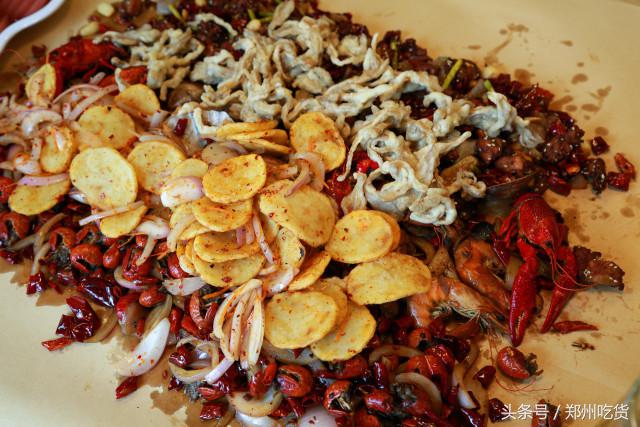 WTF？去南阳路吃海鲜，服务员把菜倒桌上就走，连筷子都没有？