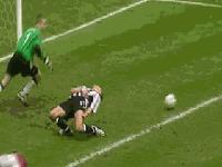 足球场上的搞笑进球,足球场上的经典搞笑瞬间又来了