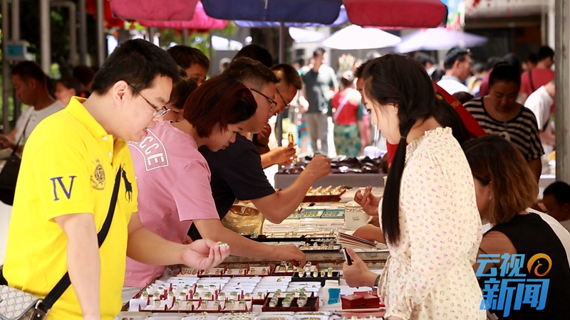 游客摔断玉镯价格,游客买玉镯断裂的处理