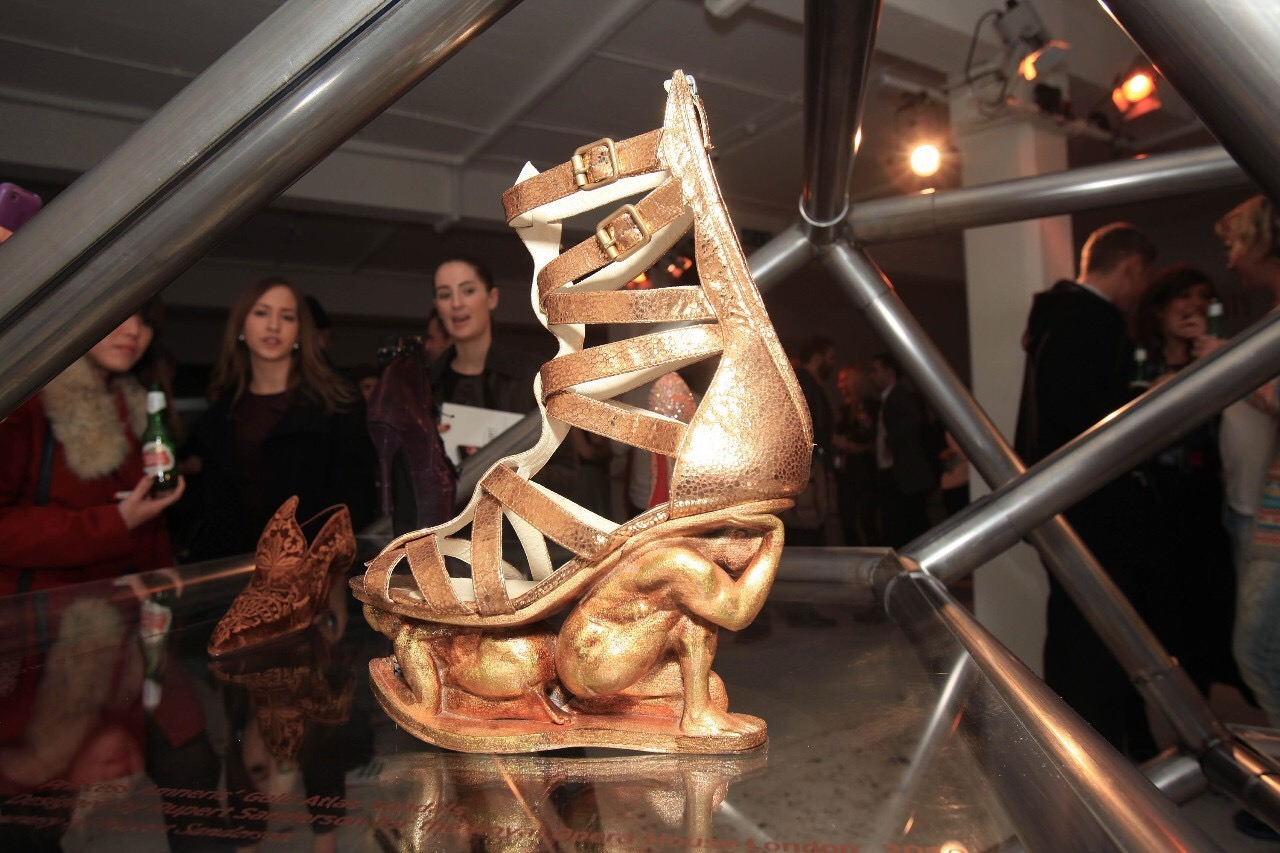 镶金边的高跟鞋！凯特妃最爱，老佛爷钦点，女星们集体买买买！