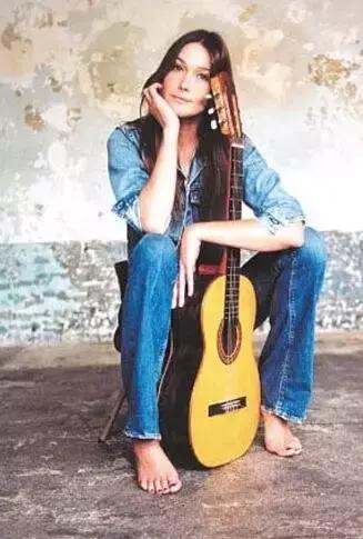 她是女版“王思聪”出身，却打出一手比他更好的牌，法国第一夫人布吕尼独特人生无须比较！