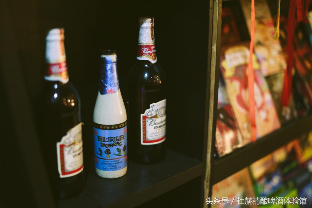 逃亡酒吧有温婉纯真的纳西族姑娘,有橙黄温暖的钨丝小吊灯,还有的,便是那陪伴旅者多年的民谣吉他