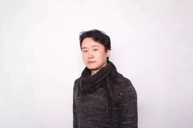 他是设计界的“左手天师”，产品让设计小白也能10秒做出海报