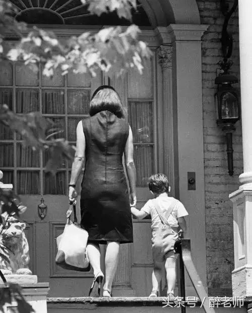 杰奎琳穿着带血的衣服,杰奎琳的眼泪音频