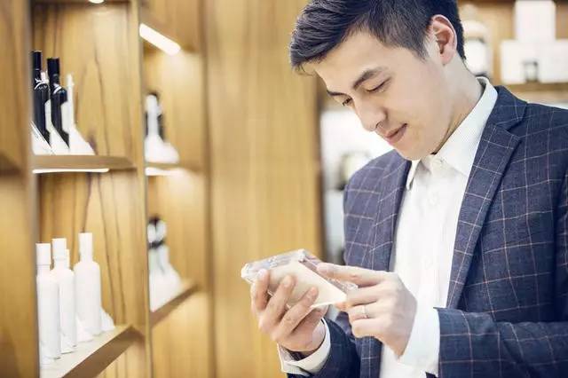 这个长得像胡歌的帅小伙，把张爱玲装进了一个香水瓶，还把有故事的香水做成了一辈子的事业