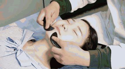 面部去皱,原来可以这样做!刮痧手法真人示范!值得收藏