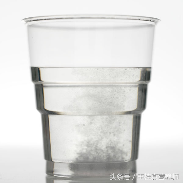 菠萝盐水泡后还用水清洗吗,菠萝和凤梨哪个需要泡盐水