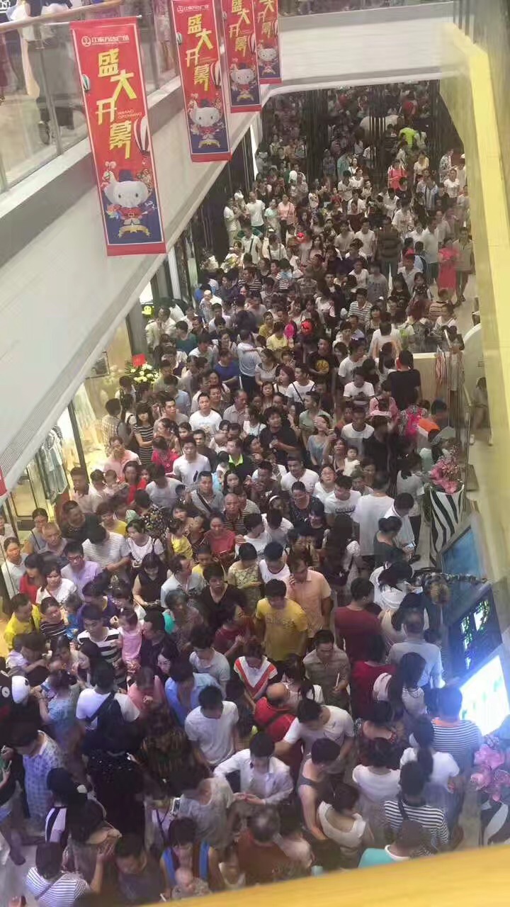 南宁江南万达广场开业堵成狗！你还会再去第二次吗？没想到一大批人竟这样回答