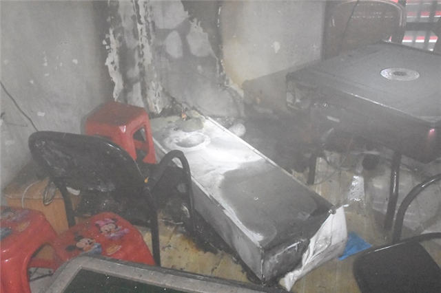 棋牌室火灾,发生火灾消防员第一时间赶到现场