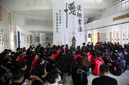 北大美女用标准化课程教人学书法，获徐小平投资，年营收近亿元