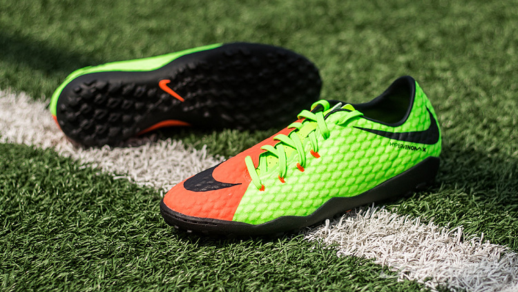 足球专用草坪地毯,足球场地适合的球鞋