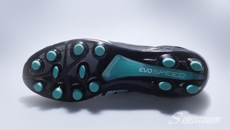 足球鞋材质小科普,最实用脚感最好的足球鞋