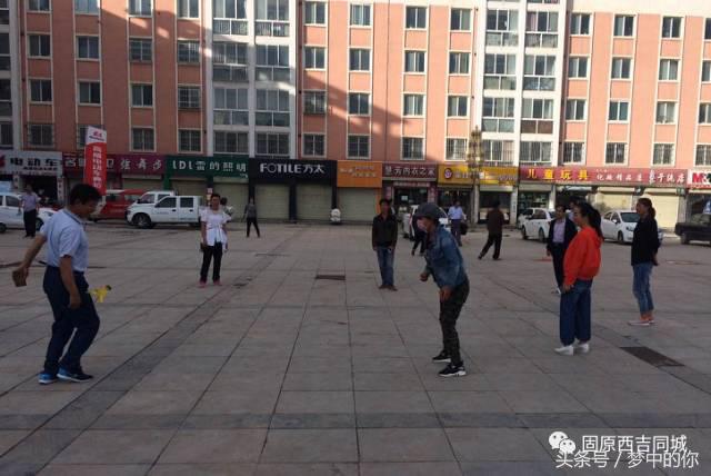 西吉县商业广场在哪,在广场悠闲散步