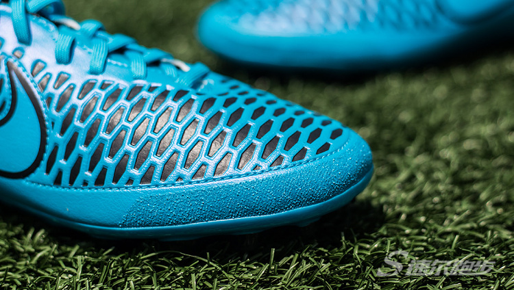 踢草皮场适合什么足球鞋,足球野球场球鞋推荐