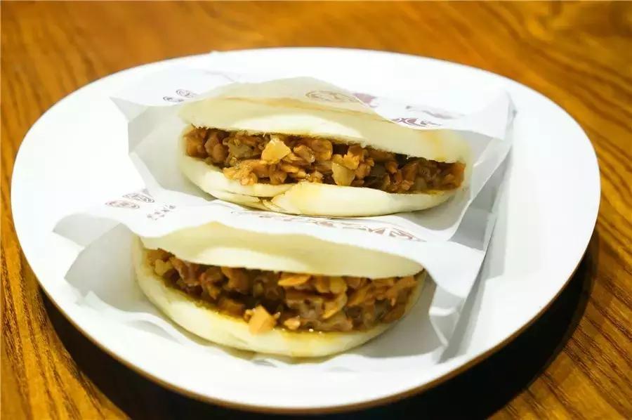 蒙眼用剪刀做面，服了！这么牛X的店居然系佛山的10年老字号！东家好吃才是硬道理！