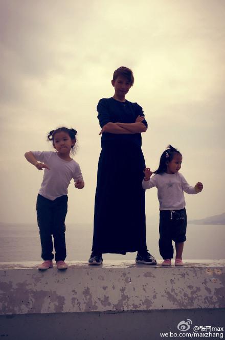 甄子丹儿子跆拳道红带,张晋被女儿“甜蜜家暴”,功夫二代太厉害