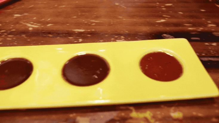 “五级辣”火山辣烤猪蹄、芝士烤肉锅、活鳗鱼三吃，想尝津城独一家才有的招牌菜，你得去津城美食街—西湖道！你能挑战顶级辣？还能打五折