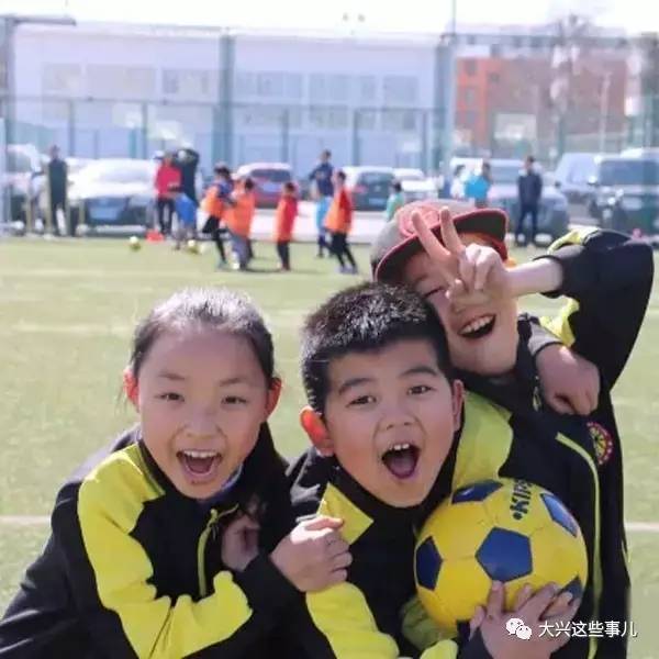 暑假带娃踢球,带孩子校园踢球玩