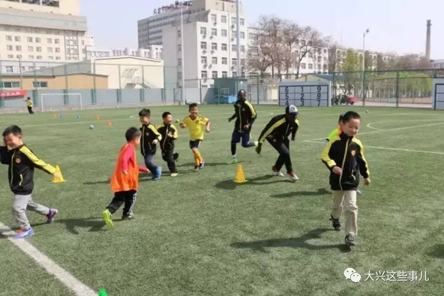 暑假带娃踢球,带孩子校园踢球玩