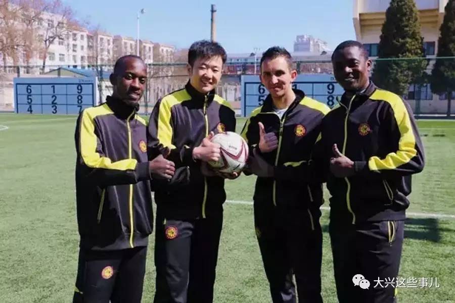 跟着足球外教学英语,暑假带娃踢球