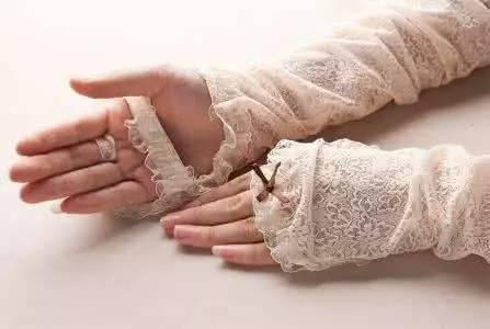 比渔网袜更猎奇的存在，杨幂谢娜领衔“袖套时尚”，前卫还是尴尬？