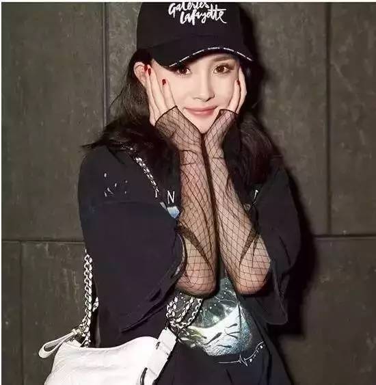 比渔网袜更猎奇的存在，杨幂谢娜领衔“袖套时尚”，前卫还是尴尬？