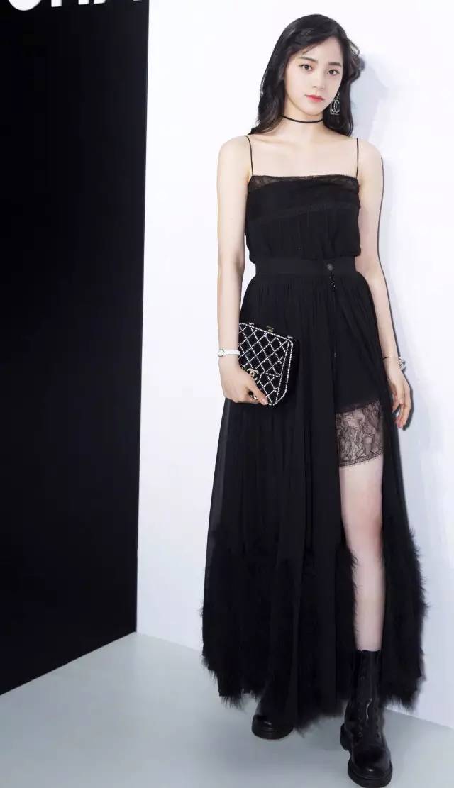 比渔网袜更猎奇的存在，杨幂谢娜领衔“袖套时尚”，前卫还是尴尬？