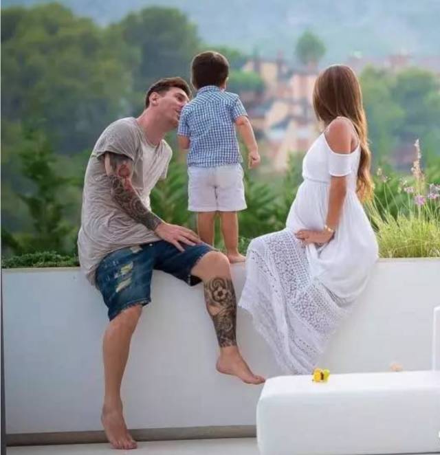 梅西30岁娶了自己爱了22年的女生,31岁篮球天才娶大10岁二婚妻子